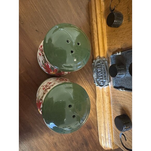 Temp-tations Salt and Pepper shakers, Basketweave Old World POINSETTIA - Picture 3 of 4